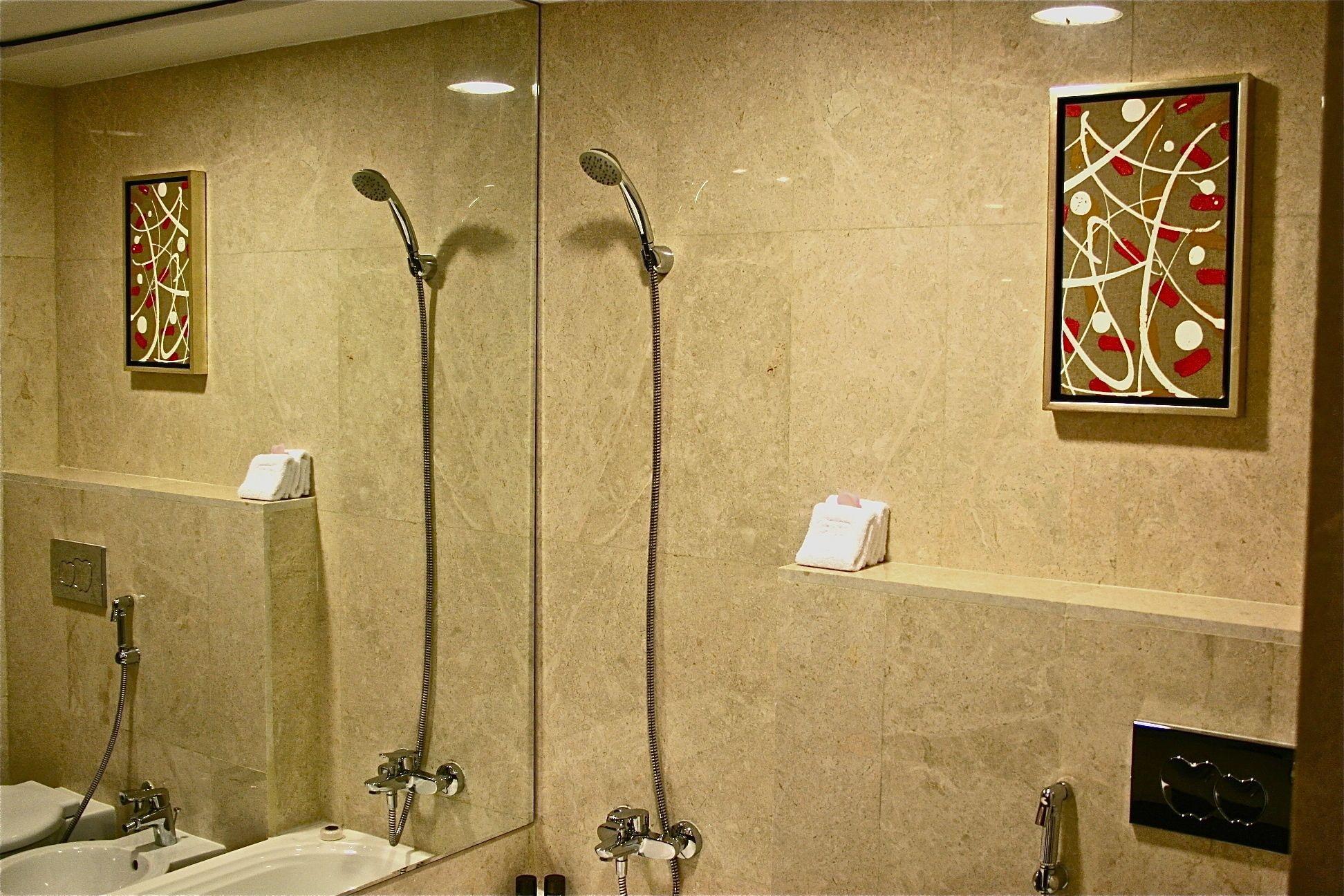 Trianon Royal Hotel *