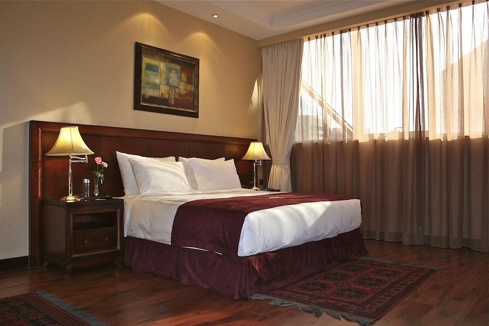 Trianon Royal Готель *