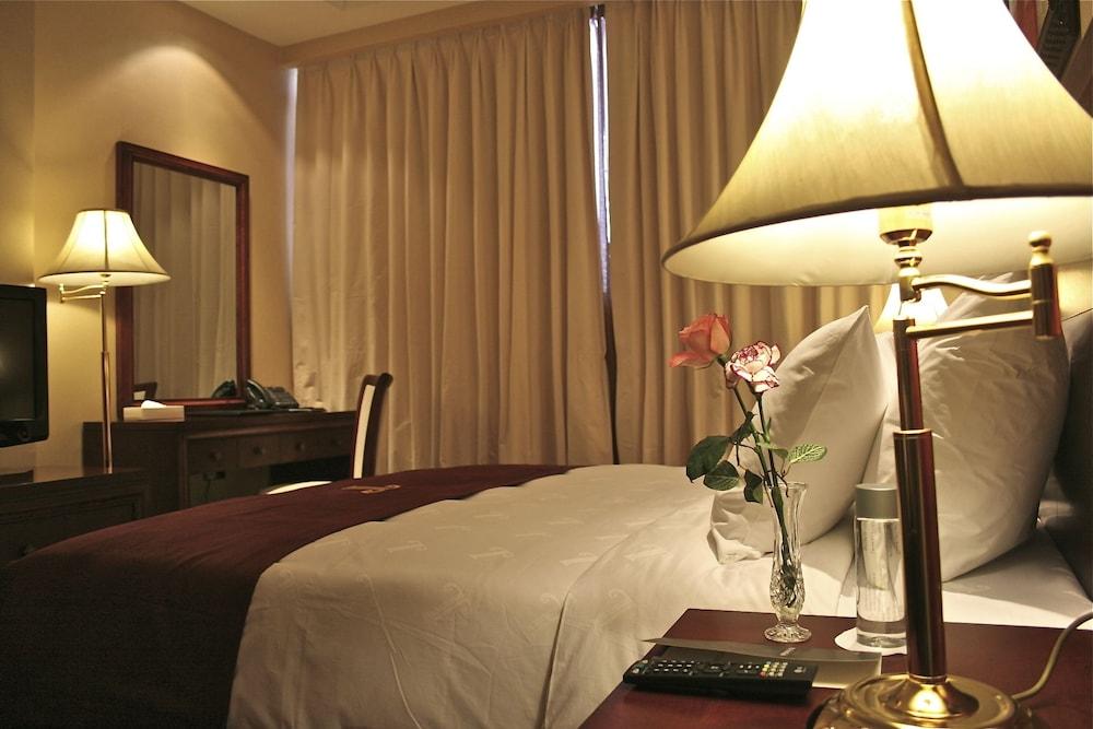 Trianon Royal Готель *